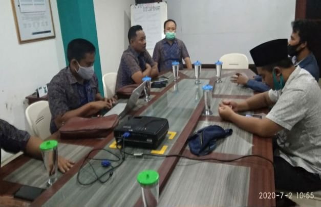Foto : Warga di kantor PLN Rayon Sampang