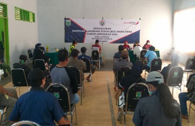 Foto:Kades Tlekung Mardi, usai menyalurkan BLT DD kepada warga