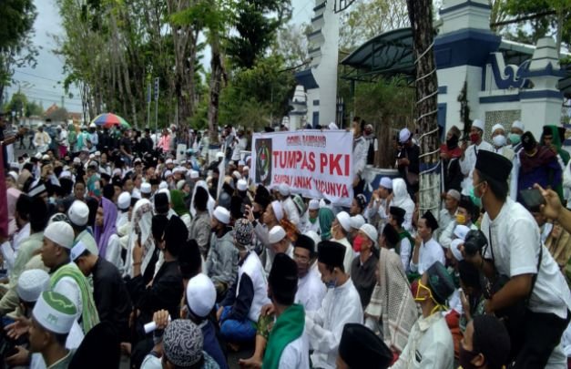 Foto : Aksi massa di depan Kantor DPRD Kabupaten Sampang