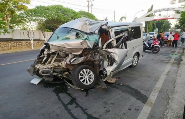 Foto : Kondisi mobil luxio saat laka lantas di jalan Jaksa Agung Suprapto, Kota Sampang