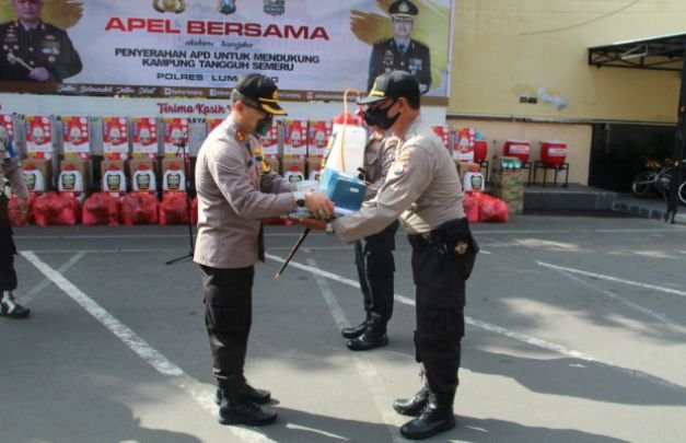 Foto: Penyerahan APD secara simbolis, oleh Kapolres Lumajang