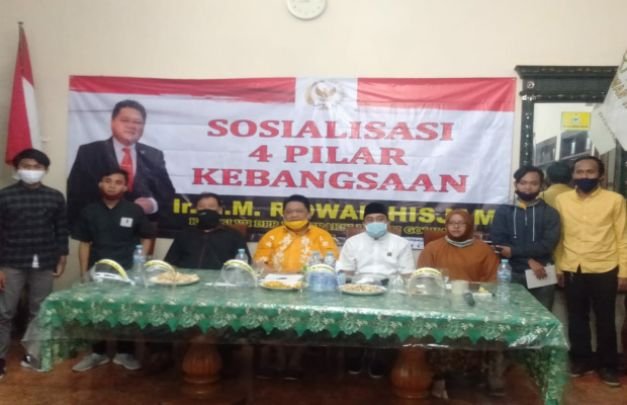 Foto: Ir.Ridwan Hisyam baju kuning berfoto bersama pemateri dan sebagian peserta sosialisasi 4 pilar kebangsaan di rumah aspirasi RHC.