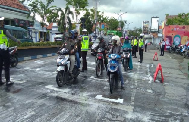 Foto : Para pengendara R2 jaga jarak saat berhenti di lampu merah monumen Sampang