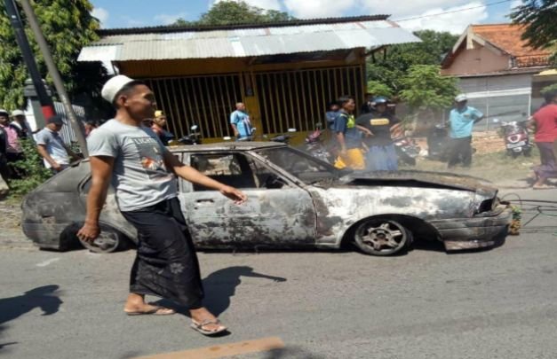 Foto: Bangkai Mobil Sedan Yang Terbakar  Usai Di Evakuasi