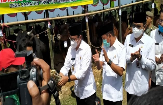 Foto: Bupati Pamekasan Secara Simbolis Serahkan Rumput, Pakan Ternak di Acara Bazar Hewan Qurban
