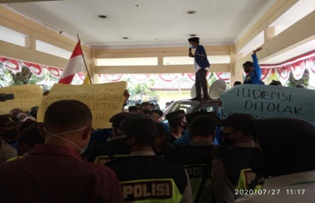 Foto : Sejumlah Mahasiswa Melakukan Aksi Demo didepan Kantor DPRD Bangkalan.