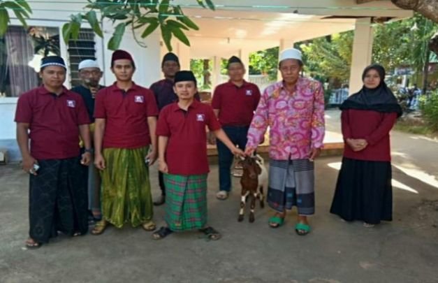 Foto: Tim PPKSI saat menyerahkan bantuan hewan kurban ke warga.