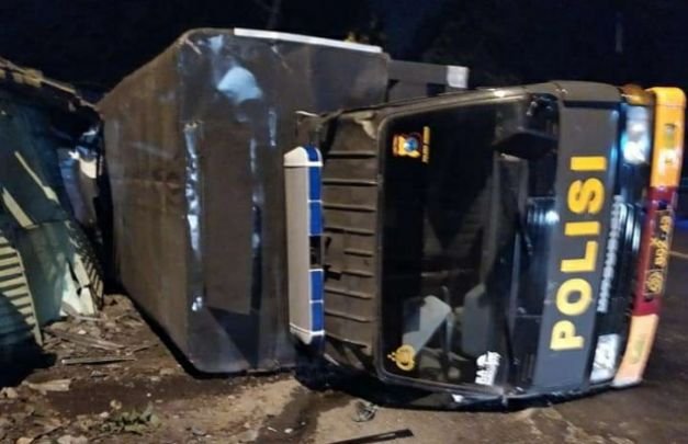 Foto: Rusak parah, mobil truk polisi terkulai di tanah