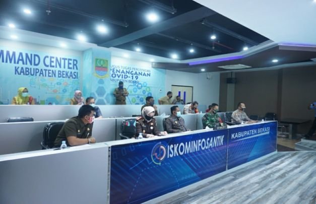 Foto : Bupati Bekasi saat mengikuti rapat virtual Percepatan Penanggulangan Covid-19