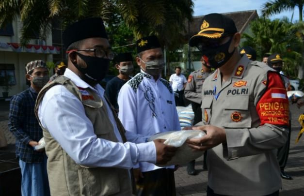 Foto:Kapolres Batu AKBP Harviadhi Agung Prathama, SIK., MIK saat membagikan bantuan sosial paket sembako 