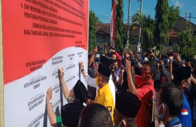 Foto: Sejumlah ketua parpol saat menandatangani papan deklarasi