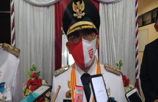 Foto: Bupati Sumenep KH Busyro Karim saat diwawancara usai pelaksanaan upacara