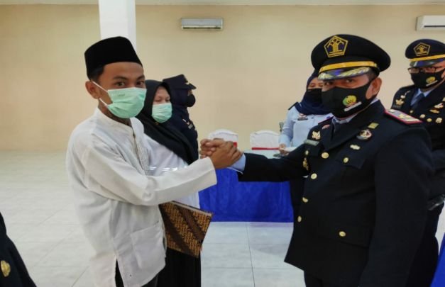 Foto: M. Hanafi Saat Menyerahkan Remisi Umum Secara Simbolis Kepada 2 Orang Narapidana