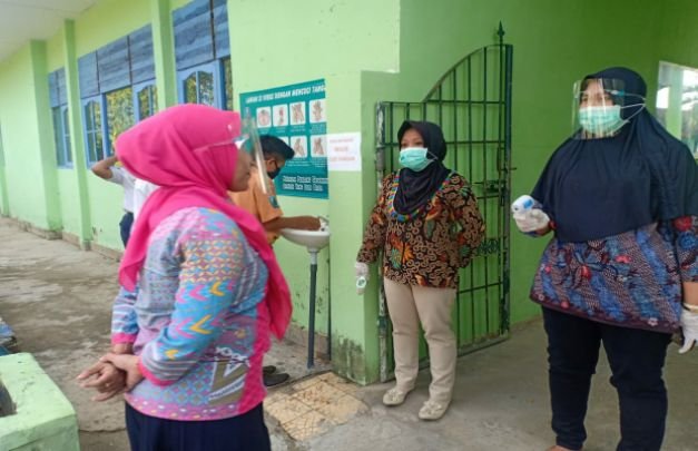 Foto : Beberapa Guru di SMAN 1 Tanjung Bumi