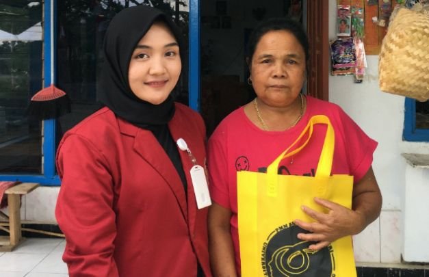 Foto: Mahasiswa PMM UMM saat membagikan kantong kain