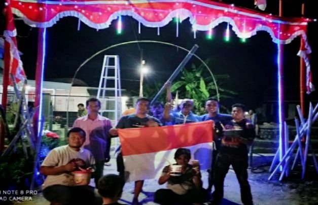 Foto: Camat Kota Heru bersama warga RT 10 RW 4 Dusun Laok Soksok, Desa Kebunagung, 