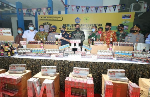 Foto : Walikota Probolinggo bersama KPPBC Menggelar Pemusnaan Rokok Ilegal