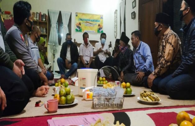 Foto: Kapolsek Ngantang Iptu Hanis Siswanto saat "Cangkrukan Kamtibmas" bersama warga