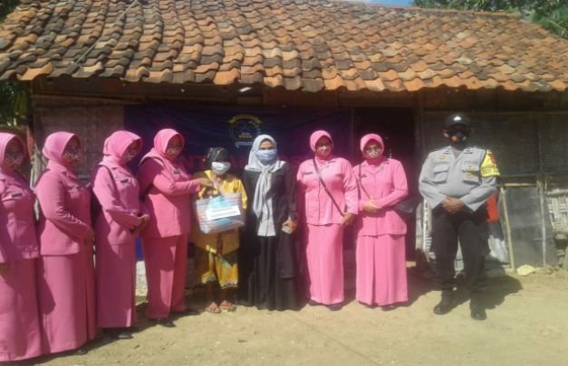 Foto: Penyerahan Bansos oleh Bhayangkari Ranting Proppo di dampingi Kepala Desa Talangoh