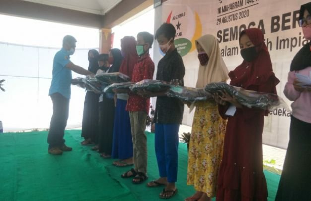 Foto: Kapolsek Ngantang Iptu Hanis Suswanto saat memberikan santunan.