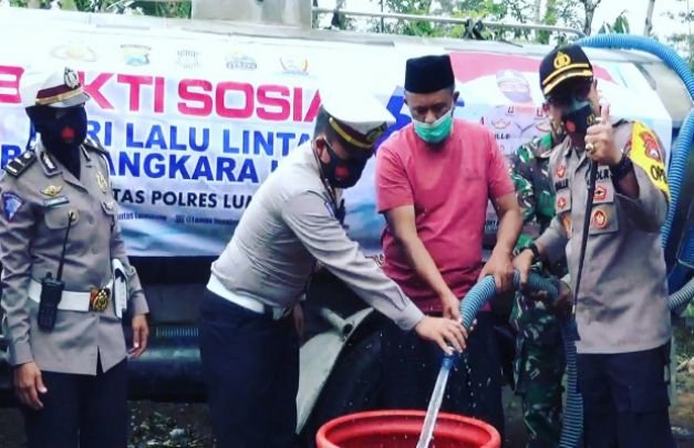 Foto: Pemberian air bersih secara simbolis oleh Kapolres Lumajang, di dampingi Kasat Lantas dan Kades Kedawung