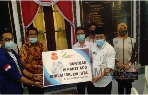 Foto : RKIH Jatim memberikan bantuan  APD ke Pemkab Sampang
