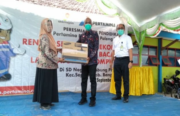 Foto: penyerahan csr secara simbolis