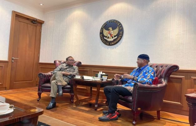 Foto: Mahfud MD bersama Jefri Gultom