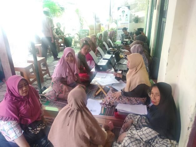 Foto : Petugas DPMPTSP dan Naker Kabupaten Pamekasan saat melayani pelaku usaha di Desa Gro'om, Kecamatan Proppo, Kabupaten Pamekasan, Jawa Timur. Kamis (06/10/2022).