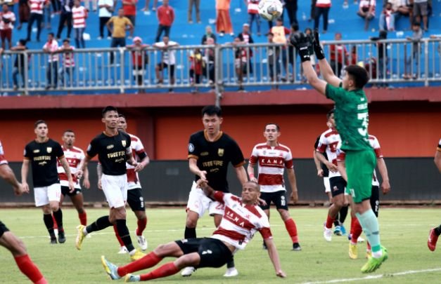 Foto: Laga Madura United vs Persis Solo 