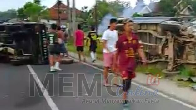 Foto : Dua mobil Pick Up yang ringsek (Tangkapan layar)