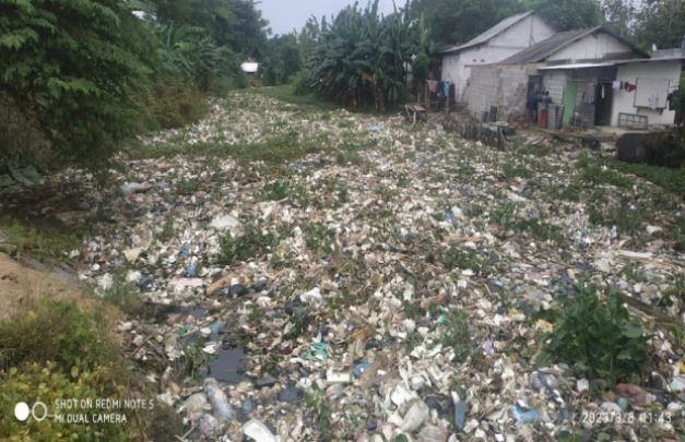 Foto: Sampah di Bendungan Srengseng Hilir 