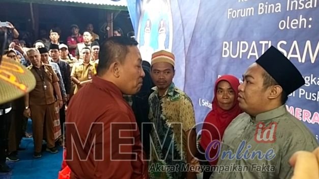 Foto : Bupati Sampang saat berkomunikasi dengan salah satu pasien ODGJ yang sudah sembuh 