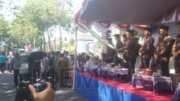 Foto : Bupati Sampang H Slamet Junaidi melepas jemaah haji didepan Pendopo Trunojoyo Kabupaten Sampang 