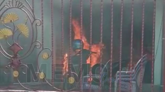 Foto : Sepeda listrik yang terbakar di rumah warga  di jalan Tengku Umar Sampang (Tangkapan layar)