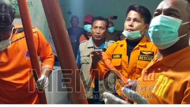 Foto : Petugas dari BPBD dan polisi sedang mengevakuasi mayat yang tenggelam di sumur 