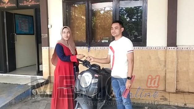 Foto : Ipda Muammar Amin (koas putih) menyerahkan sepeda motor kepada pemiliknya yang sebelumnya hilang dicuri