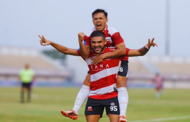Foto: Selebrasi Gol Junior Brandao bersama Rivera 