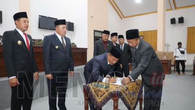 Foto : Ketua DPRD Sampang Fadol menandatangani kesepakatan bersama Raperda pajak daerah
