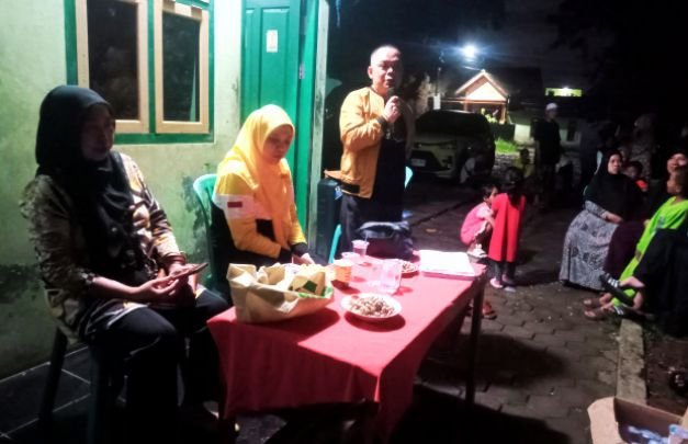 Foto: Hj. R. Yaceu Herliyanti S.H. (kerudung kuning - tengah) saat sosialisasi di Mekarsari 
