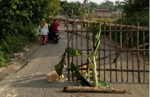 Foto: Akses jalan di Ganding yang ditutup warga