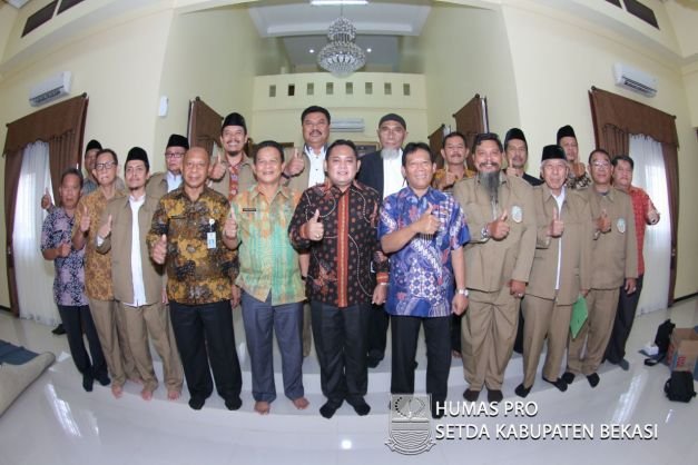 Foto Bersama Forum Kerukunan Umat Beragama (FKUB) Di Rumah Dinas Wakil Bupati Bekasi