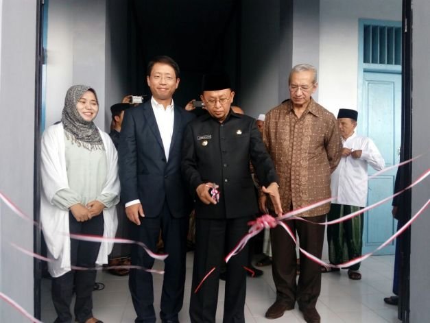 Foto : Bupati Sumenep Ketika Meresmikan PLTS Di PP Annuqayah