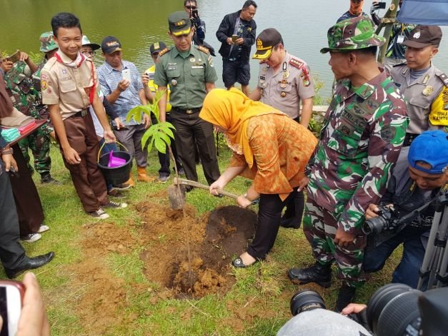 Bupati Bekasi Dalam Gerakan Tamam Sejuta Pohon, Minggu (11/3/2017)