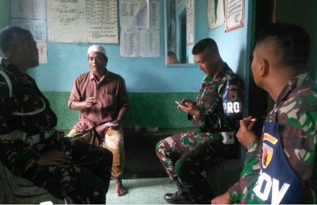 Foto: Provost  kodim 0827 sumenep saat melayani tamu