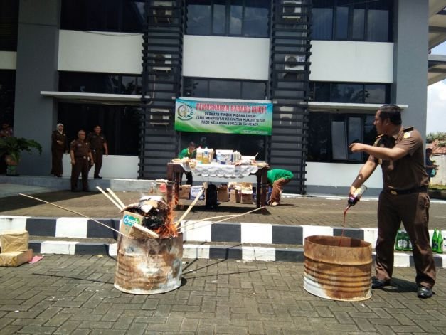 Foto : Kejari Sumenep Saat Akan Memusnahkan Barang Bukti