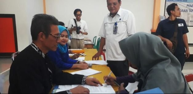 Kabid Pengadaan, Agus Susanto Dalam Tahapan Ganti Rugi Tanah Untuk Proyek Kereta Cepat di Lambangsari, Tambun Selatan.