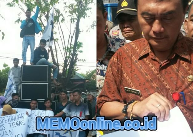 Foto : Peserta Demo dan Pegawai disperindak Sumenep Ketika Menunjukkan SOP Yang Diminta Oleh Mahasiswa