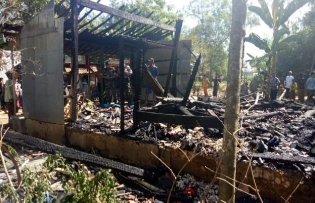 Foto : Rumas Matsuri dan Orang Tuanya Ludes Terbakar