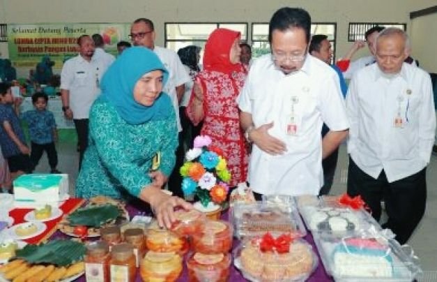 Sekda Kabupaten Bekasi, H. Uju, Saat melihat hasil karya peserta lomba.